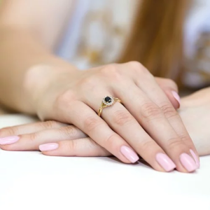 Złoty pierścionek z Szafirem 0,70ct i Diamentami próby 585. W-0182SZA